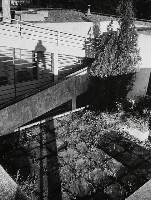 Black and white photograph of the Villa Savoye roof and ramp in 1952